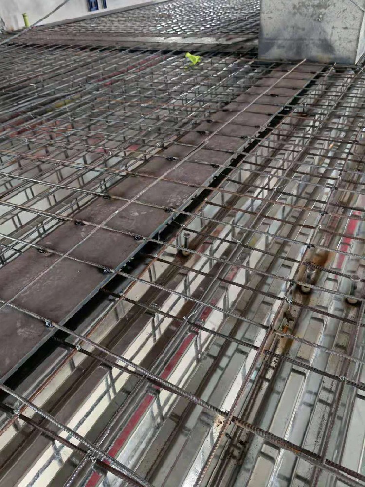 精细安装，隆郡建设铸就稳固钢结构隔层