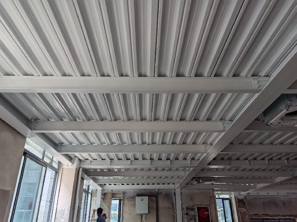精准测量，隆郡建设保障钢结构安装精准度